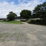 中津川八菅橋下　坂から車両の出入りができます。